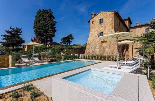 Tavarnelle Val di Pesa Apartamento | Villa Albizia: A characteristic and welcoming four-story apartment that is part of a villa surrounded by the greenery, with Free WI-FI.
