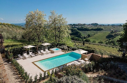 Tavarnelle Val di Pesa Apartamento | Villa Albizia: A characteristic and welcoming four-story apartment that is part of a villa surrounded by the greenery, with Free WI-FI.