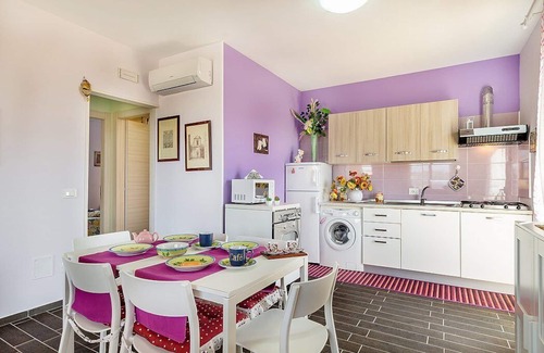 Laureana Cilento Casa | Villa Albatros B: Una característica y acogedora casa unifamiliar rodeada de vegetación.