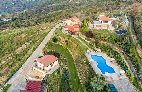 Laureana Cilento Casa | Villa Albatros B: Una característica y acogedora casa unifamiliar rodeada de vegetación.