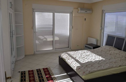 Alanya Villa | VILLA ALTAY - 400M2 - 13 PERSONAS PUEDEN QUEDARSE - GRAN PISCINA - BARBACOA JARDÍN
