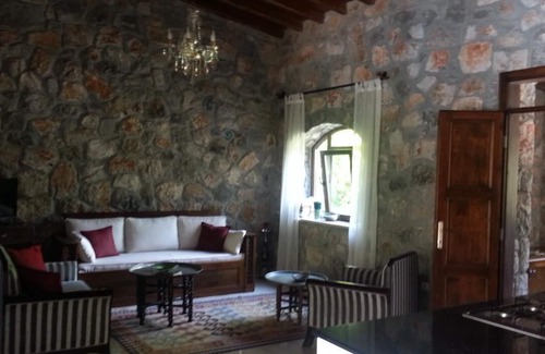 Fethiye Villa | Villa Amara es una acogedora casa de vacaciones de construcción de piedra con piscina privada no descuidada