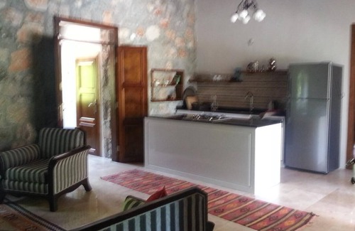 Fethiye Villa | Villa Amara es una acogedora casa de vacaciones de construcción de piedra con piscina privada no descuidada