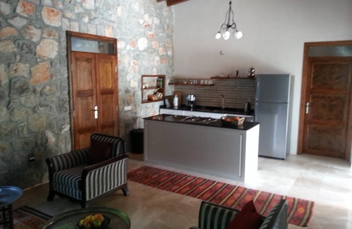 Fethiye Villa | Villa Amara es una acogedora casa de vacaciones de construcción de piedra con piscina privada no descuidada