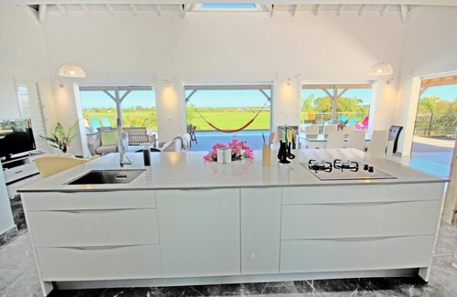 Saint-Francois Villa | Cómoda villa de 4 * con piscina de hidromasaje con capacidad para 8 personas.