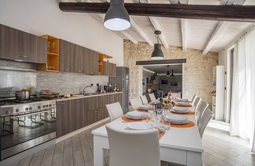 Scicli Villa | VILLA ANTICA AIA R. CON PISCINA A / C 5 habitación con baño y WIFI GRATUITO EN SCICLI