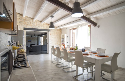 Scicli Villa | VILLA ANTICA AIA R. CON PISCINA A / C 5 habitación con baño y WIFI GRATUITO EN SCICLI