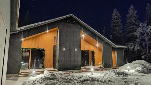 Akaslompolo Villa | Villa Arctic Trail B - Lapland Escape with Outdoor Hot Tub & Ylläs Ski Passes