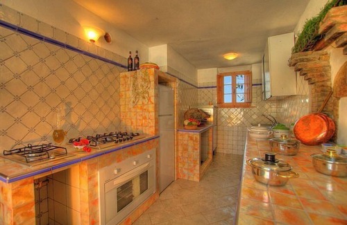 Montepulciano Villa | Villa Ardita: una característica y acogedora villa de dos pisos rodeada de vegetación.