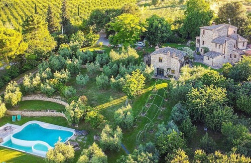 Montepulciano Villa | Villa Ardita: una característica y acogedora villa de dos pisos rodeada de vegetación.