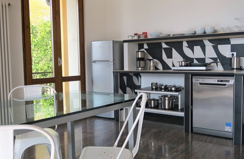 Gardola Apartamento | Villa Arianna Suite in private Villa lake view, garden, private swimming pool.