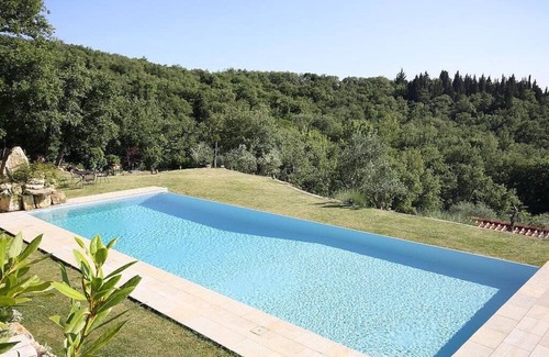 Castellina in Chianti Casa | Villa Arnica B: Una encantadora casa de campo rodeada de viñedos y olivares.