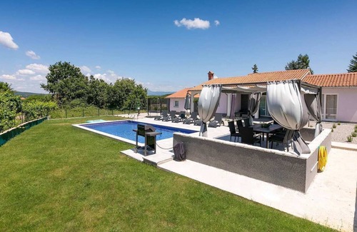 Rogocana Villa | Villa Astrid con piscina y sauna, ideal para familias o parejas.
