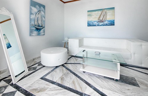 Agios Georgios Pagon Apartamento | Villa Athanasia Apartment 1 right on the beach with sea views and pool