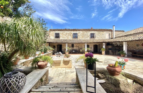 Alcamo Villa | Villa 'Baglio Giganti' with Private Terrace, Wi-Fi and Air Conditioning