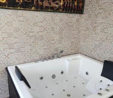 Chiclana de la Frontera Villa | Villa Bali con jacuzzi climatizado y piscina climatizada con jacuzzi