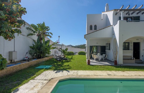 Castillo de Sabinillas Villa | Villa 'Bali' con vistas a la montaña, piscina privada y Wi-Fi