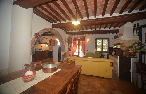 Chianciano Terme Villa | Villa Bambina: una agradable y espaciosa villa de dos pisos rodeada de vegetación.