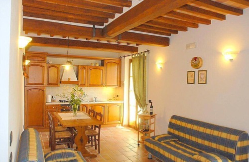 Chianciano Terme Villa | Villa Bambina: una agradable y espaciosa villa de dos pisos rodeada de vegetación.