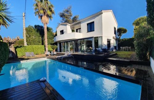 Le Cannet Villa | VILLA BEL AIR CANNES - 240m2 - Freshly completely renovated - Beach - Pool - No Party allowed - No bachelor-ette stay