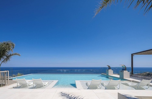 Atsipópoulon Villa | Villa de alta calidad con vista panorámica al mar e instalaciones completas, ¡junto a la ciudad!
