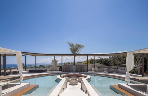 Atsipópoulon Villa | Villa de alta calidad con vista panorámica al mar e instalaciones completas, ¡junto a la ciudad!