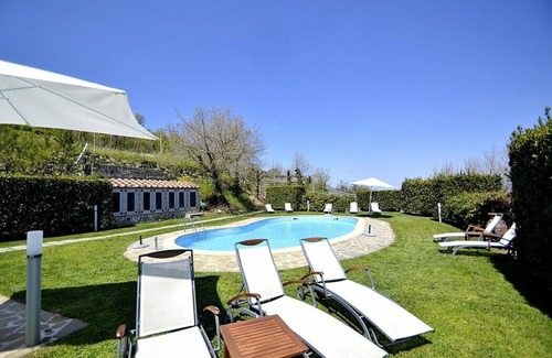 Colli di Fontanelle Villa | Villa Berenice Grande: Una encantadora villa de tres pisos con vista al mar y las costas de Sorrento y Amalfi.