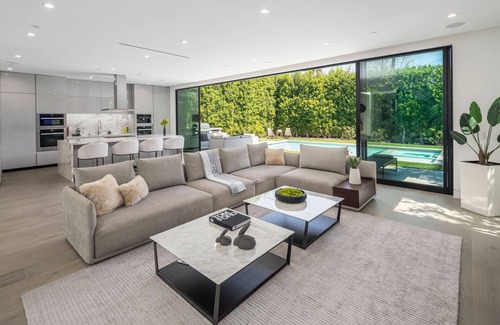 Los Angeles Villa | Villa Bond by LuxJB 🏆 Design Award-Winner 🏆 Heated Pool & Jacuzzi 🏆 Rooftop Deck