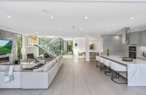 Los Angeles Villa | Villa Bond by LuxJB 🏆 Design Award-Winner 🏆 Heated Pool & Jacuzzi 🏆 Rooftop Deck