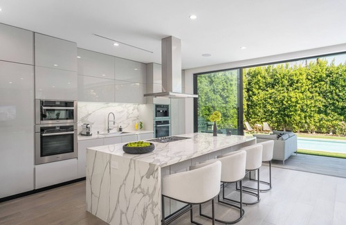 Los Angeles Villa | Villa Bond by LuxJB 🏆 Design Award-Winner 🏆 Heated Pool & Jacuzzi 🏆 Rooftop Deck