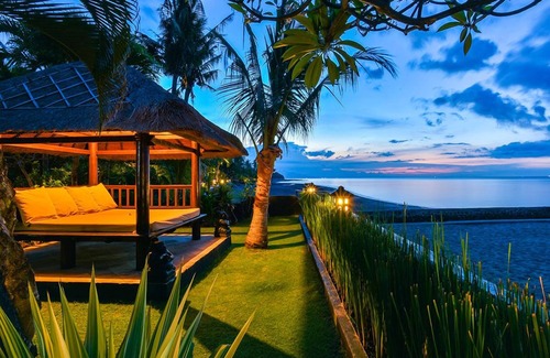 Dencarik Villa | Villa Branie - Villa frente a la playa PRIVADA en el norte de Bali