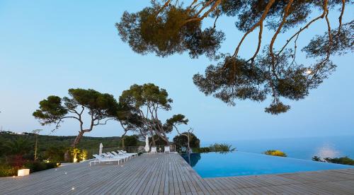 Sant Pere de Ribes Villa | Villa Brisa del Mar Seafront villa located in the Garraf National Park 30 minutes from Barcelona