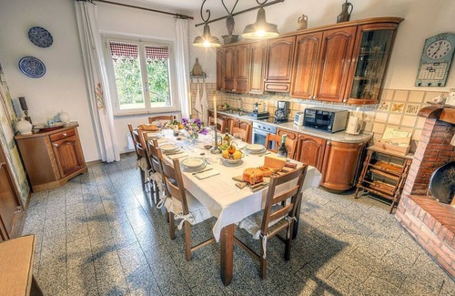 San Gimignano Apartamento | Villa Bruma: A welcoming two-story apartment that is part of a villa surrounded by meadows and by green hills, with Free WI-FI.