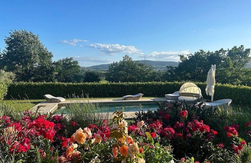 San Gimignano Apartamento | Villa Bruma: A welcoming two-story apartment that is part of a villa surrounded by meadows and by green hills, with Free WI-FI.