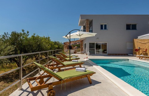 Kastel Kambelovac Villa | Villa Bučije private pool save 15 percent on Split-villas com