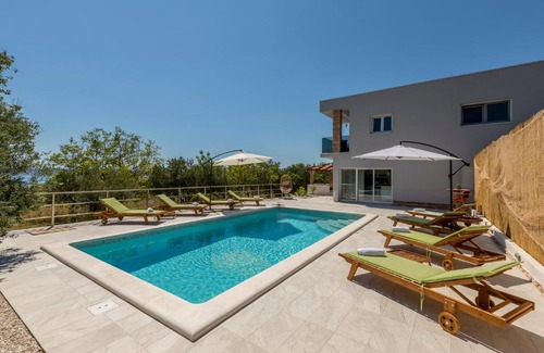 Kastel Kambelovac Villa | Villa Bučije private pool save 15 percent on Split-villas com