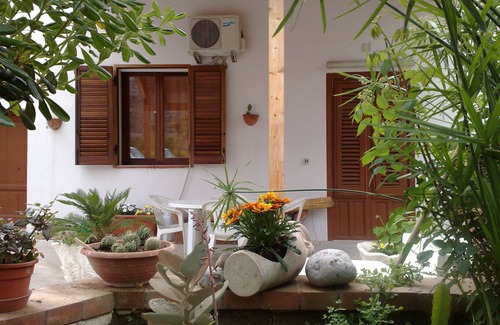 Isola delle Femmine Cabaña | Villa Butterfly1 with a veranda and outdoor shower by the sea and cultural sites