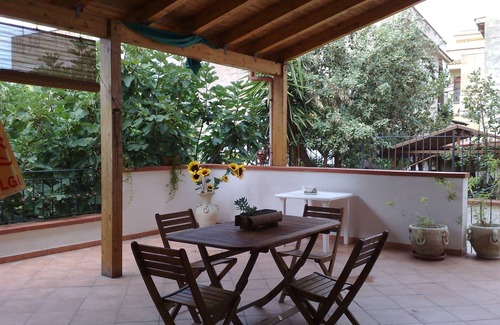 Capaci Villa | Villa con veranda y ducha exterior junto al mar y sitios culturales.
