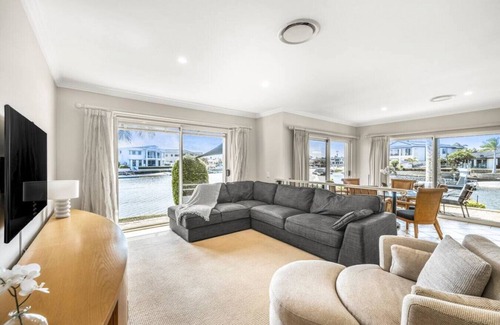 Runaway Bay Casa | Villa by the Canal - Runaway Bay