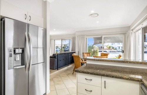 Runaway Bay Casa | Villa by the Canal - Runaway Bay