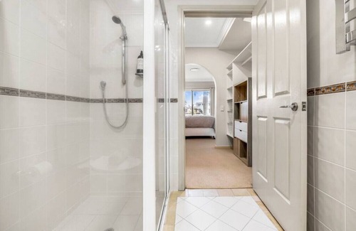 Runaway Bay Casa | Villa by the Canal - Runaway Bay