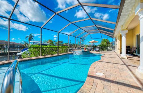 Caloosahatchee Villa | VILLA CALLA - 3 BEDS - 4,5 BATHS - 6 GUESTS - GULF ACCESS & POOL/SPA - INCL.10% OFF BOAT RENTAL