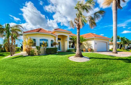 Caloosahatchee Villa | VILLA CALLA - 3 BEDS - 4,5 BATHS - 6 GUESTS - GULF ACCESS & POOL/SPA - INCL.10% OFF BOAT RENTAL