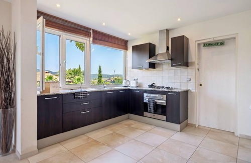 Torrelles de Foix Villa | Villa 'Casa Del Vino' con vistas a la montaña, piscina privada y Wi-Fi