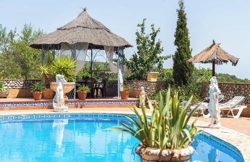 Torrelles de Foix Villa | Villa 'Casa Del Vino' con vistas a la montaña, piscina privada y Wi-Fi