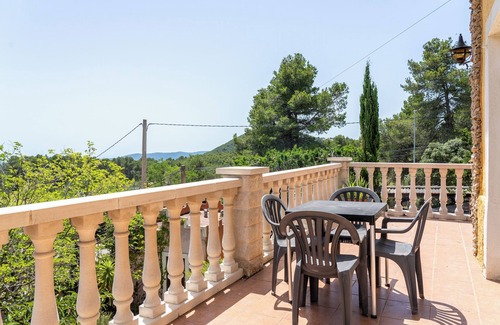 Torrelles de Foix Villa | Villa 'Casa Del Vino' con vistas a la montaña, piscina privada y Wi-Fi