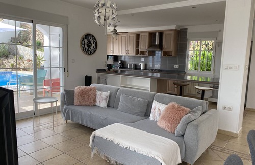 Salobreña Villa | Villa 'Casa Descansa' con vistas al mar, Wi-Fi y aire acondicionado