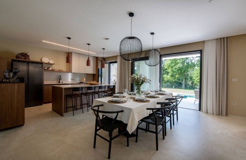 Heki Villa | Villa Castanea – Elegante villa de 3 dormitorios con piscina privada en un tranquilo pueblo