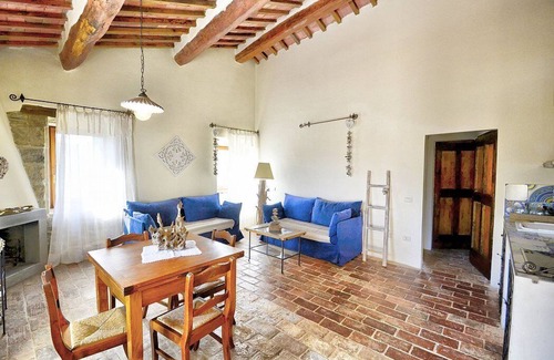Umbertide Casa | Villa Cenobio A: A characteristic and welcoming apartment that is part of an ancient country house made of stone, with Free WI-FI.