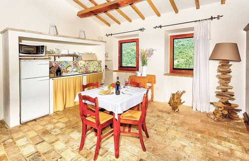 Umbertide Casa | Villa Cenobio B: A characteristic and welcoming apartment that is part of an ancient country house made of stone, with Free WI-FI.